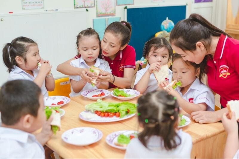 kỹ năng tự ăn