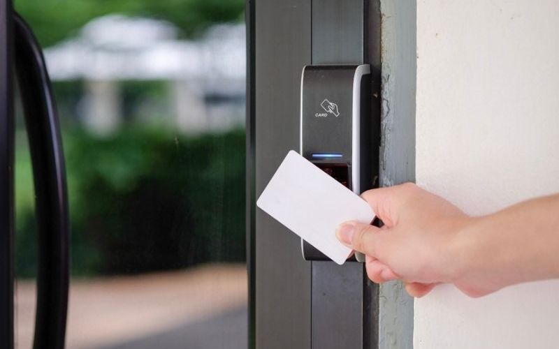 cách sử dụng khóa thẻ từ