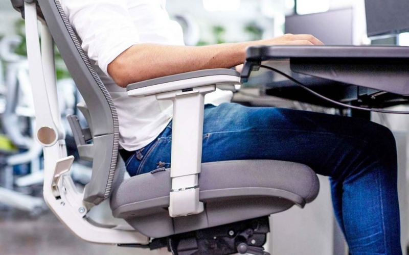 Lưng ghế có hỗ trợ thắt lưng cố định